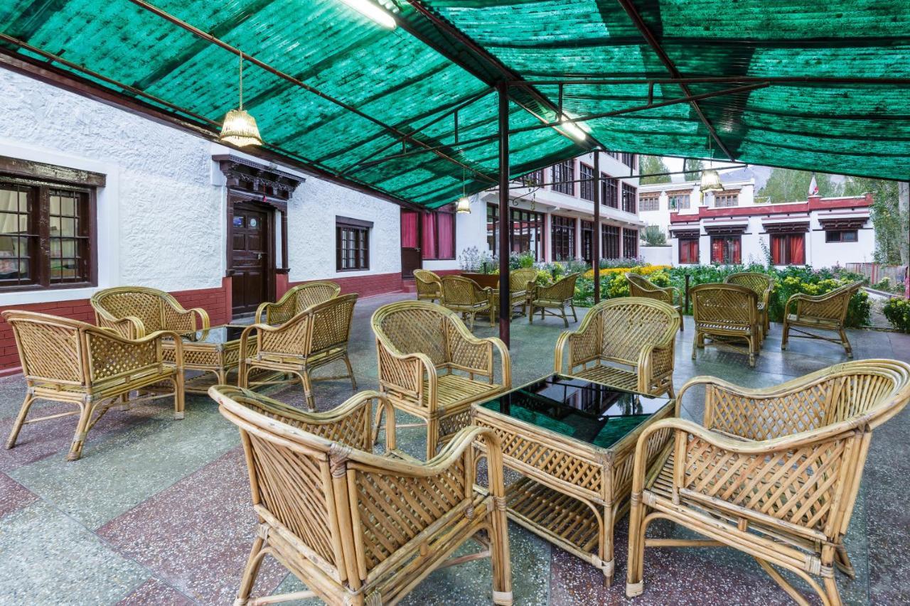 Hotel Asia ليه المظهر الخارجي الصورة