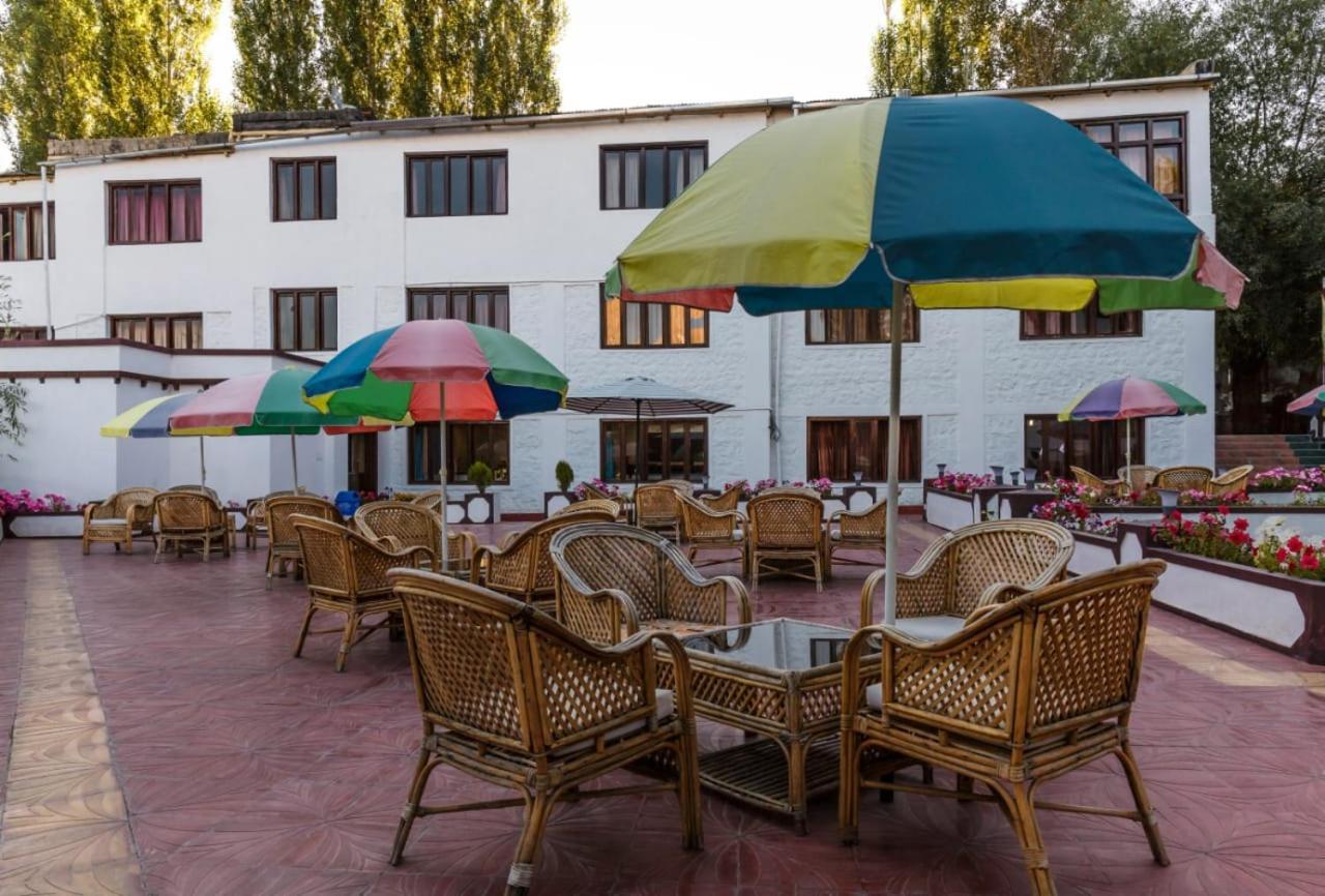 Hotel Asia ليه المظهر الخارجي الصورة