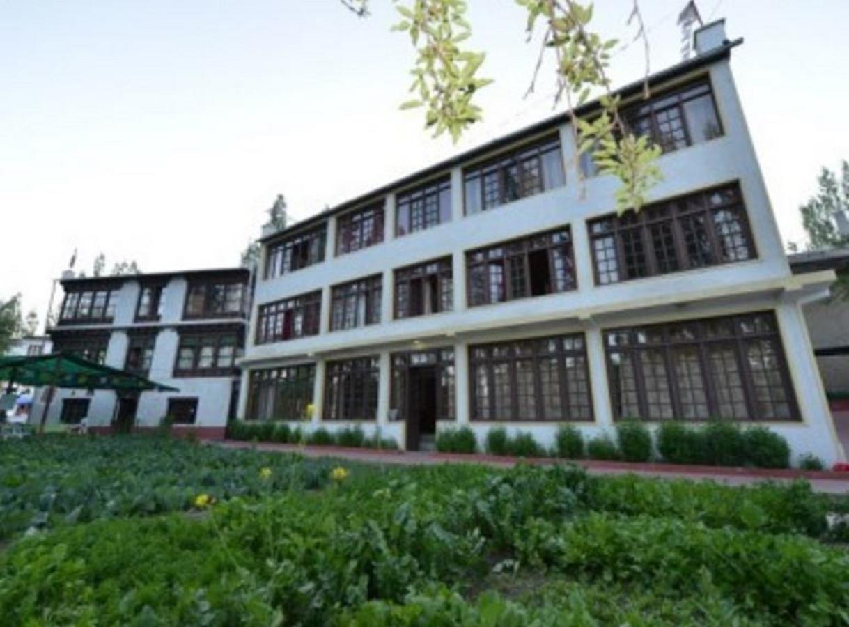 Hotel Asia ليه المظهر الخارجي الصورة